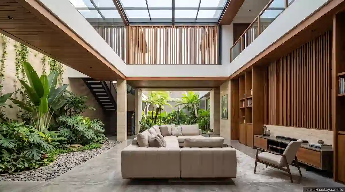 Interior Rumah Tropis Kontemporer Surabaya dengan Inner Courtyard